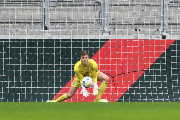 Goalkeeper action by Finn Dahmen 1 FC Augsburg , FC Augsburg vs TSG 1899 Hoffenheim, Soccer, 1 Bundesliga, Test match, 06 01 2024 DFB regulations prohibit any use of photographs as image sequences and or quasi video Augsburg Bayern Germany Copyright: xkolbert-press ChristianxKolbertx