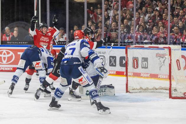 Joacim Eriksson Schwenninger Wild Wings, 60 , Alexander Karachun Schwenninger Wild Wings, 47 take the 1 0 of Koelner GER, Koelner Haie vs Schwenningen Wild Wings, Ice Hockey, DEL, Matchday 38, Season 2023 24, 14 01 2024, GER, Koelner Haie vs Schwenningen Wild Wings, Ice Hockey, DEL, Matchday 38, Season 2023 24, 14 01 2024, Location Lanxess Arena in Cologne Photo Gerhard Wingender Cologne Copyright: xEibner-Pressefotox xGerhardxWingenderx EP_GWR