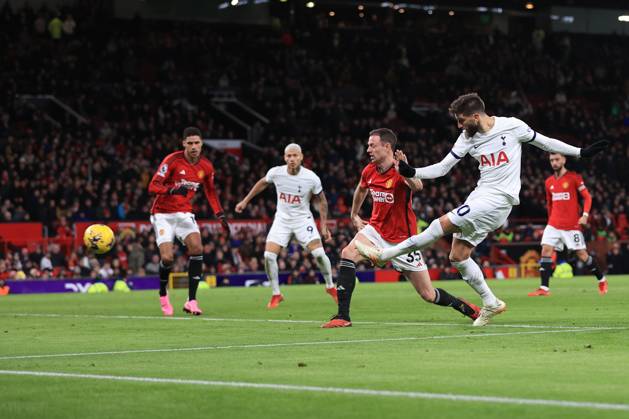 Manchester United gegen Tottenham Hotspur 14. Januar 2024 Premier League Manchester United gegen Tottenham Hotspur Rodrigo Bentancur von Tottenham Hotspur erzielt den zweiten Ausgleichstreffer für sein Team 2 2 Foto Simon Stacpoole Abseits Manchester UK Copyright: xSimonxStacpoolexOffside