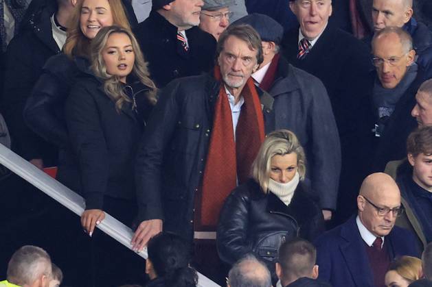 Manchester United gegen Tottenham Hotspur 14. Januar 2024 Premier League Manchester United gegen Tottenham Hotspur Manchester United Aktionär Sir Jim Ratcliffe verabschiedet sich nach dem Spiel Foto Simon Stacpoole Abseits Manchester UK Copyright: xSimonxStacpoolexOffside
