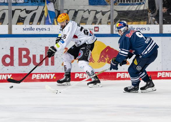 Fight for the puck duel between Dominik Uher Fischtown Pinguins Bremerhaven, 26 and Ben Street EHC Red Bull Muenchen, 9 EHC Red Bull Muenchen vs Fischtown Pinguins Bremerhaven, Ice Hockey, DEL, Matchday 40, Season 2023 2024, 21 01 2024 EHC Red Bull Muenchen vs Fischtown Pinguins Bremerhaven, Ice Hockey, DEL, Matchday 40, Season 2023 2024, 21 01 2024 Muenchen Copyright: xEibner-Pressefoto HeikexFeinerx EP_HFR