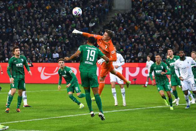 Goalkeeper Finn Dahmen FC Augsburg in action 21 01 2024, Soccer season 2023 2024, 1 Bundesliga, Matchday 18, Borussia Mönchengladbach FC Augsburg 1 2 Moenchengladbach Borussia Park Nordrhein Westfalen Germany Team2