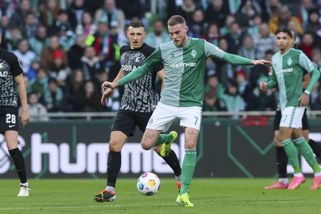 Maximilian Eggestein SC Freiburg and Marvin Ducksch Werder Bremen fight for the ball, 1 Bundesliga, Werder Bremen vs SC Freiburg, WOHNINVEST Weserstadion, 27 01 2024, Bremen, Germany