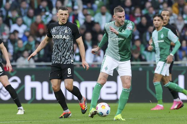 Maximilian Eggestein SC Freiburg and Marvin Ducksch Werder Bremen fight for the ball, 1 Bundesliga, Werder Bremen vs SC Freiburg, WOHNINVEST Weserstadion, 27 01 2024, Bremen, Germany