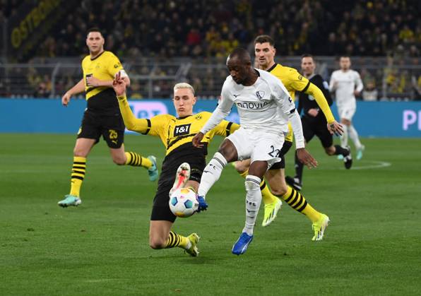 Nico Schlotterbeck Borussia Dortmund , li , against Christopher Antwi Adjei VfL Bochum , Christopher Antwi Adjei 28 01 2024, Soccer 1 Bundesliga, Matchday 19, Season 2023 2024 Borussia Dortmund VfL Bochum Dortmund Signal Iduna Park Nordrhein Westfalen Germany Team2