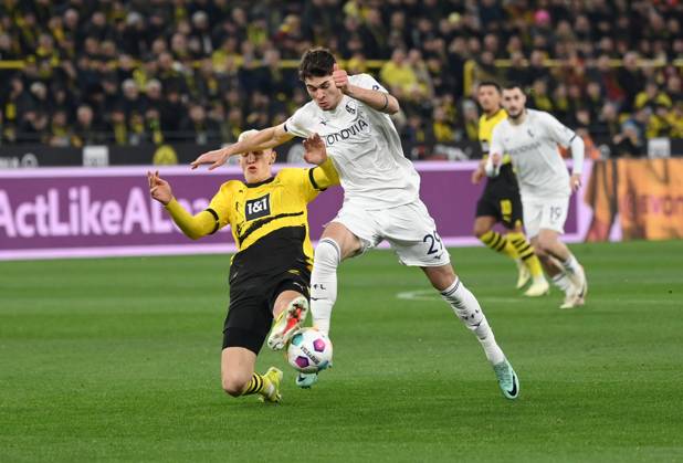 Nico Schlotterbeck Borussia Dortmund , left , against Moritz Broschinski VfL Bochum 28 01 2024, Soccer 1 Bundesliga, Matchday 19, Season 2023 2024 Borussia Dortmund VfL Bochum 3 1 Dortmund Signal Iduna Park Nordrhein Westfalen Germany Team2
