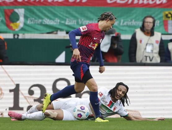 10 02 2024, Soccer 1 Bundesliga, 21 Matchday FC Augsburg RB Leipzig, 2023 2024, at WWK Arena Augsburg v li Xavi Simons RB Leipzig vs Kevin Mbabu FC Augsburg For journalistic purposes only Only for editorial use DFL regulations prohibit any use of photographs as image sequences and or quasi video