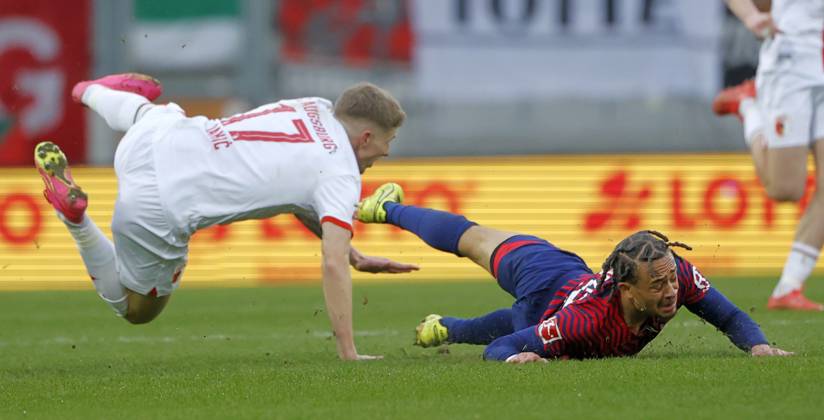 10 02 2024, Soccer 1 Bundesliga, 21 Matchday FC Augsburg RB Leipzig, 2023 2024, in the WWK Arena Augsburg v li Kristijan Jakic FC Augsburg vs Xavi Simons RB Leipzig For journalistic purposes only Only for editorial use DFL regulations prohibit any use of photographs as image sequences and or quasi video