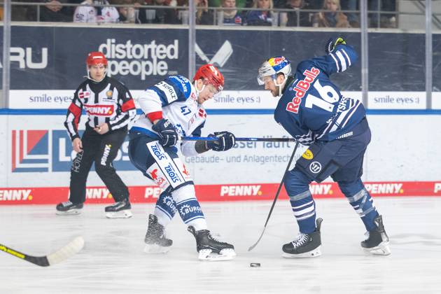 Alexander Karachun 47 Schwenninger Wild Wings , Konrad Abeltshauser 16 EHC Red Bull Muenchen in duel, EHC Red Bull Muenchen vs Schwenninger Wild Wings, Ice Hockey, PENNY DEL, Main Round, 45 Matchday, 15 02 2024 Muenchen Bayern Germany Copyright: xkolbert-press UlrichxGamelx