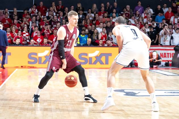 Andreas Obst 13 FC Bayern Basketball , Karsten Tadda 9 Bamberg Baskets , FC Bayern Basketball vs Bamberg Baskets, Basketball, BBL, Cup semi-final, 17 02 2024 Munich Bavaria Germany Copyright: xkolbert-press UlrichxGamelx