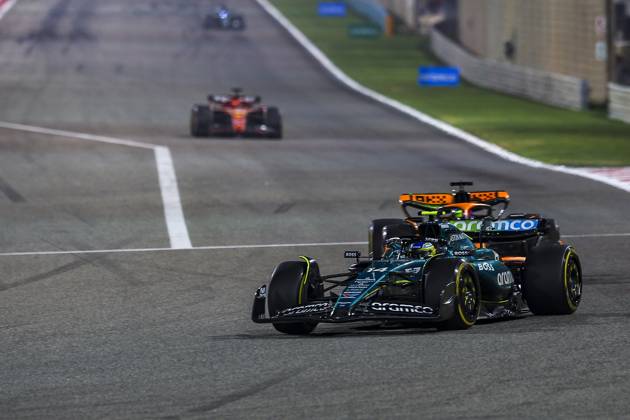 14 ALONSO Fernando spa , Aston Martin F1 Team AMR24 and 81 PIASTRI Oscar aus , McLaren F1 Team MCL38, action during the Formula 1 Aramco pre season testing 2024 of the 2024 FIA Formula One World Championship from February 21 to 23, 2024 on the Bahrain International Circuit, in Sakhir, Bahrain Photo Eric Alonso DPPI F1 Pre season Testing in Bahrain at Bahrain International Circuit on February 22, 2024 in Sakhir, Bahrain Photo by HOCH ZWEI Sakhir Sakhir Bahrain Bahrain