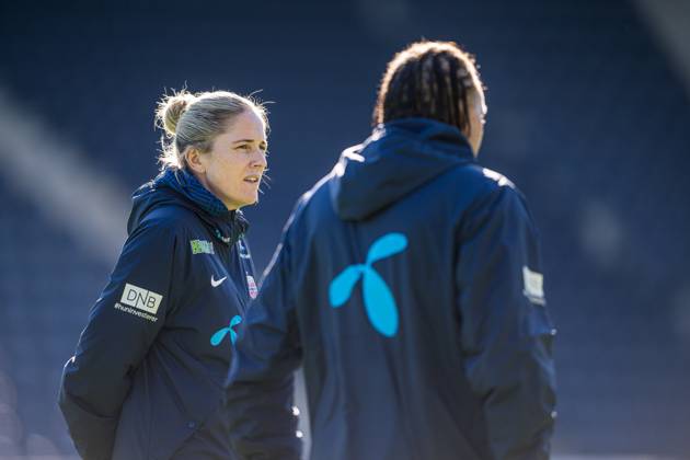 240226 Head coach Gemma Grainger of the Norwegian women s national football team during a training session on February 26, 2024 in Stavanger Photo Marius Simensen BILDBYRAN COP 238 bbeng dam football fotboll fotboll norge norway practice soccer training trening träning uefa women s nations league Copyright: MARIUSxSIMENSEN BB240226BB295