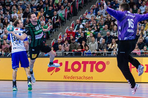 Hannes Feise TSV Hannover Burgdorf, No. 56 v l , TSV Hannover Burgdorf green against TVB Stuttgart blue on matchday 24 of the 2023 2024 season in the LIQUI MOLY Handball Bundesliga 29 02 2024, ZAG Arena Hannover, GER , Copyright: xJanxGuentherx xTSVxHannover-Burgdorfx