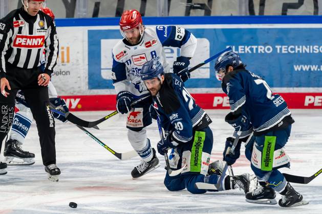 Fight for the puck duel between Daniel Pfaffengut Schwenninger Wild Wings, 77 with Justin Scott Straubing Tigers, 20 and Tyler Sheehy Straubing Tigers, 71 Straubing Tigers vs Schwenninger Wild Wings, Ice Hockey, DEL, Playoffs Quarterfinals Game 3, Season 2023 2024, 22 03 2024 Straubing Tigers vs Schwenninger Wild Wings, Ice Hockey, DEL, Playoffs Quarterfinals Game 3, Season 2023 2024, 22 03 2024 Straubing Copyright: xEibner-Pressefoto HarryxSchindlerx EP_EER
