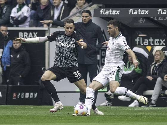 Joe Scally Borussia Moenchengladbach, 29 in duel with Christian Guenter SC Freiburg, 30 Borussia Moenchengladbach vs SC Freiburg, Football, Bundesliga, Matchday 27, Season 2023 2024, 30 03 2024 DFB DFL Regulations prohibit any use of Photographs as image sequences and or quasi video Borussia Moenchengladbach vs SC Freiburg, Football, Bundesliga, Matchday 27, Season 2023 2024, 30 03 2024 Moenchengladbach Copyright: xEibner-Pressefoto ThomasxHaeslerx EP_THR