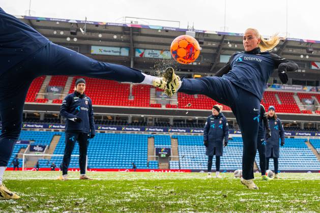 240404 Cathinka Tandberg of the Norwegian women s national soccer team during a training session on April 4, 2024 in Oslo Photo Vegard Grott BILDBYRAN kod VG VG0594 bbeng fotboll football soccer fotball norge norway women dam uefa euro qualifier em kvalifisering kvinner em kvalik em kval träning practice training trening Copyright: VEGARDxGRoTT BB240404VG031