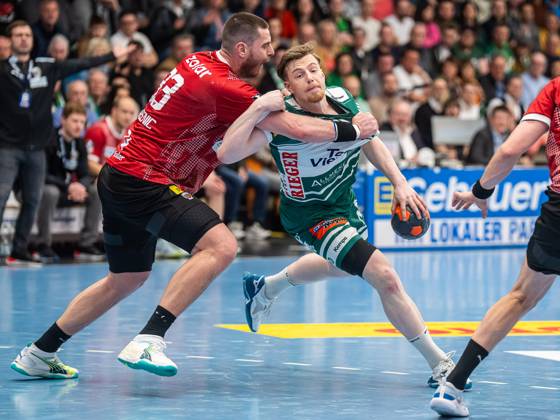 Erik Persson Frisch Auf Goeppingen, 22 in duel with Mijajlo Marsenic Fuechse Berlin, 93 , Frisch Auf Goeppingen vs Fuechse Berlin, 1 Bundesliga, Handball, Men, 04 04 2024 Frisch Auf Goeppingen vs Fuechse Berlin, 1 Bundesliga, Handball, Men, 04 04 2024 Goeppingen Copyright: xEIBNER MichaelxSchmidtx EP_MST