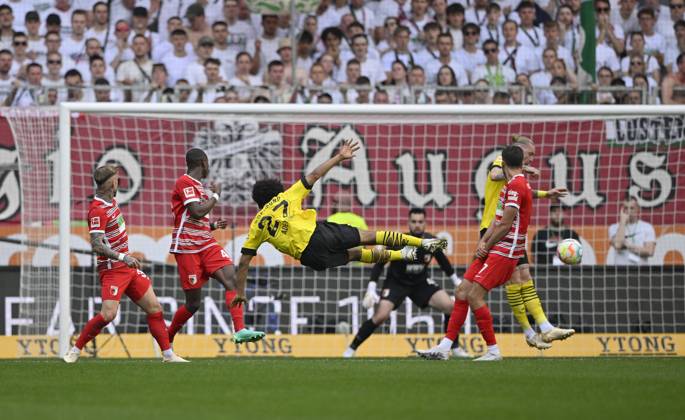Penalty area scene, Goal area scene, Goal shot, Action, Goal chance, Karim Adeyemi Borussia Dortmund BVB 27 WWK Arena, Augsburg, Bavaria, Germany, Europe Copyright: imageBROKER MichaelxWeber iblimw09296319.jpg Bitte beachten Sie die gesetzlichen Bestimmungen des deutschen Urheberrechtes hinsichtlich der Namensnennung des Fotografen im direkten Umfeld der Veröffentlichung Strafraumszene, Torraumszene, Torschuss, Aktion, Torchance, Karim Adeyemi Borussia Dortmund BVB (27) WWK Arena, Augsburg