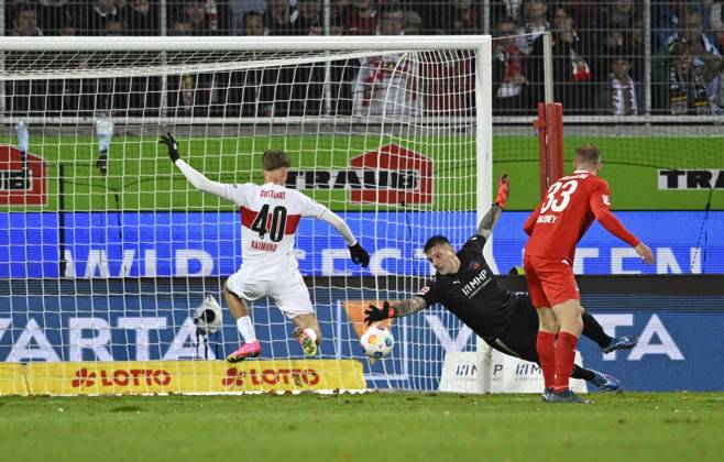 Penalty area scene, Goal area scene, Goal kick, Action, Goal chance, Luca Joachim Raimund VfB Stuttgart 40 against Goalkeeper Kevin Miller 1 FC Heidenheim 1846 FCH 01 and Lennard Maloney 1 FC Heidenheim 1846 FCH 33 Voith Arena, Heidenheim, Bathing Württemberg, Germany, Europe Copyright: imageBROKER MichaelxWeber iblimw09803537.jpg Bitte beachten Sie die gesetzlichen Bestimmungen des deutschen Urheberrechtes hinsichtlich der Namensnennung des Fotografen im direkten Umfeld der Veröffentlichung Strafraumszene, Torraumszene, Torschuss, Aktion, Torchance, Luca Joachim Raimund VfB Stuttgart (40) gegen Torwart Kevin