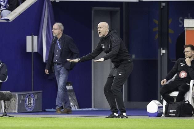 Football 3 Liga, Season 2023 2024, 33 Matchday, MSV Duisburg SV Waldhof Mannheim on 12 04 2024 in the Schauinsland Reisen Arena in Duisburg Marco Antwerpen SV Waldhof Mannheim 07, Coach wants to reassure his team Important note According to the regulations of the DFL German Football League or the DFB German Football Association, it is prohibited to use or have used photographs taken in the stadium and or from the match in the form of sequential images and or video-like photo series Photo Kirchner Media TH Copyright: xKirchner-Media THx