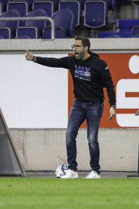 Football 3 Liga, Season 2023 2024, 33 Matchday, MSV Duisburg SV Waldhof Mannheim on 12 04 2024 in the Schauinsland Reisen Arena in Duisburg Also Boris Schommers MSV Duisburg, Coach you can tell that there is a lot at stake Important note According to the guidelines of the DFL German Football League or the DFB German Football Association, it is prohibited to use or have used photographs taken in the stadium and or from the game in the form of sequential images and or video-like photo series Foto Kirchner Media TH Copyright: xKirchner-Media THx