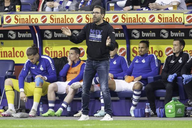 Football 3 Liga, Season 2023 2024, 33 Matchday, MSV Duisburg SV Waldhof Mannheim on 12 04 2024 at the Schauinsland Reisen Arena in Duisburg Boris Schommers MSV Duisburg, Coach indicates that the players should stand closer together Important notice According to the regulations of the DFL German Football League or the DFB German Football Association, it is prohibited to use or have used photographs taken in the stadium and or from the match in the form of sequential images and or video-like photo series Foto Kirchner Media TH Copyright: xKirchner-Media THx