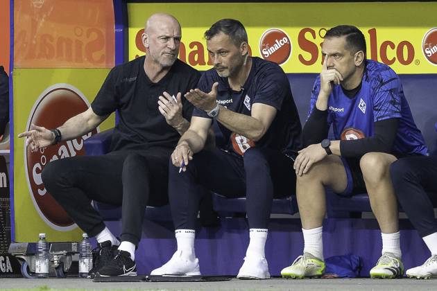 Football 3 Liga, Season 2023 2024, 33 Matchday, MSV Duisburg SV Waldhof Mannheim on 12 04 2024 in the Schauinsland Reisen Arena in Duisburg The coaching team with Marco Antwerpen SV Waldhof Mannheim 07, coach , left, is a bit perplexed Important note According to the regulations of the DFL German Football League or the DFB German Football Association, it is prohibited to use or have used photographs taken in the stadium and or from the game in the form of sequential images and or video-like photo series Photo Kirchner Media TH Copyright: xKirchner-Media THx
