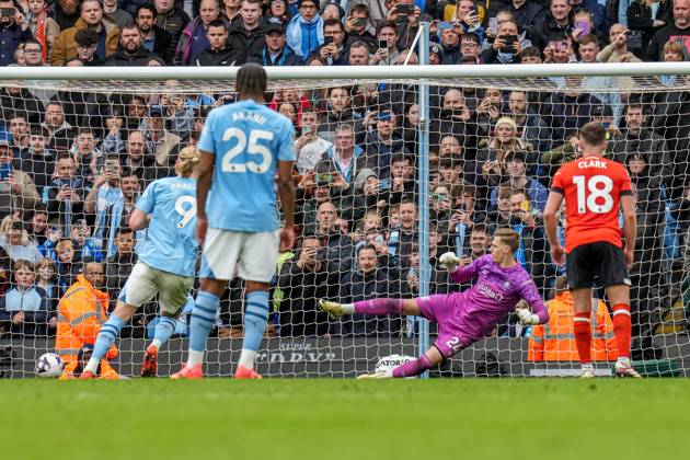 Erling Haland (9) of Manchester City scores from the penalty spot during the Premier League match between Manchester City and Luton Town at the Etihad Stadium, Manchester, England on 13 April 2024. Copyright: xDavidxHornx PMI-6202-0221