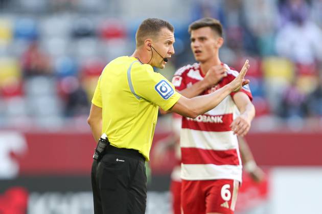 Referee Florian Lechner gestures, gestures, 2 Bundesliga, Fortuna Duesseldorf Hannover 96, Merkur Spiel Arena on September 24, 2023 in Duesseldorf, Germany Photo by Oliver Kaelke DeFodi Images Referee Florian Lechner gestures, 2 Bundesliga, Fortuna Duesseldorf Hannover 96, Merkur Spiel Arena on September 24, 2023 in Duesseldorf, Germany Photo by Oliver Kaelke DeFodi Images Defodi 678 20230924 OK DUSH96 0988 Defodi-678