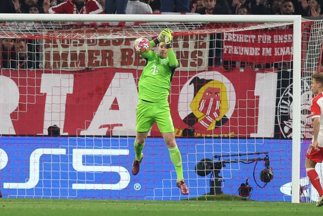 Goalkeeper action by Manuel Neuer 1 FC Bayern Muenchen , FC Bayern Muenchen vs FC Arsenal, Champions League, Football, Quarter-final, Second leg, 17 04 2024 Muenchen Bayern Germany Copyright: xkolbert-press ChristianxKolbertx