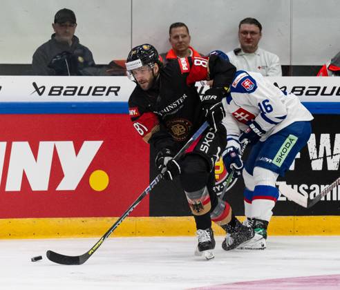 Fight for the puck duel between Daniel Pfaffengut Team Germany, 81 and Robert Lantosi Team Slovakia, 16 GER, Germany vs Slovakia, ice hockey, test match, World Championship preparation 2024, 18 04 2024 GER, Germany vs Slovakia, ice hockey, test match, World Championship preparation 2024, 18 04 2024 Kaufbeuren Copyright: xEibner-Pressefoto FranzxFeinerx EP_HFR