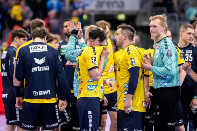 Rhein Neckar Löwen players, disappointed about the defeat, disappointment after the final whistle, highlight, loser, lost, frustration, disappointed, pessimistic, 18 04 2024, Mannheim Germany , Handball, Bundesliga, Rhein Neckar Löwen MT Melsungen xozx