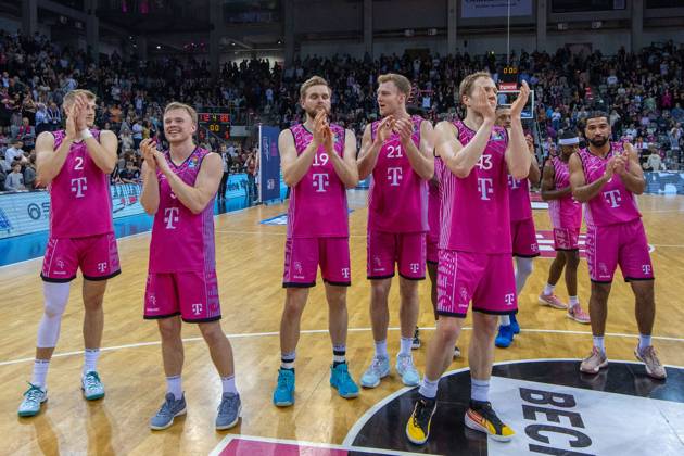 Telekom Baskets Bonn team celebrates victory against Rostock Seawolves Thomas Kennedy Telekom Baskets Bonn, 54 ,Florian Koch Telekom Baskets Bonn, 12 ,Glynn Watson Telekom Baskets Bonn, 04 ,Savion Flagg Telekom Baskets Bonn, 01 ,Brian Fobbs Telekom Baskets Bonn, 11 ,Christian Sengfelder Telekom Baskets Bonn, 43 ,Lars Thiemann Telekom Baskets Bonn, 21 ,Till Pape Telekom Baskets Bonn, 19 ,Harald Frey Telekom Baskets Bonn, 05 ,Tyreese Blunt Telekom Baskets Bonn, 0 Telekom Baskets Bonn vs Rostock Seawolves, Basketball, easy Credit BBL, 30 Matchday, 2023 24, 27 04 2024 Telekom Baskets Bonn vs Rostock Seawolves, Basketball, easy Credit BBL, 30 Matchday, 2023 24, 27 04 2024 Bonn Copyright: xEibner-Pressefoto GerhardxWingenderx EP_GWR