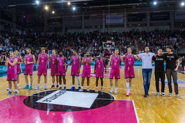 Telekom Baskets Bonn team celebrates victory against Rostock Seawolves Thomas Kennedy Telekom Baskets Bonn, 54 ,Florian Koch Telekom Baskets Bonn, 12 ,Glynn Watson Telekom Baskets Bonn, 04 ,Savion Flagg Telekom Baskets Bonn, 01 ,Brian Fobbs Telekom Baskets Bonn, 11 ,Christian Sengfelder Telekom Baskets Bonn, 43 ,Lars Thiemann Telekom Baskets Bonn, 21 ,Till Pape Telekom Baskets Bonn, 19 ,Harald Frey Telekom Baskets Bonn, 05 ,Tyreese Blunt Telekom Baskets Bonn, 0 Telekom Baskets Bonn vs Rostock Seawolves, Basketball, easy Credit BBL, 30 Matchday, 2023 24, 27 04 2024 Telekom Baskets Bonn vs Rostock Seawolves, Basketball, easy Credit BBL, 30 Matchday, 2023 24, 27 04 2024 Bonn Copyright: xEibner-Pressefoto GerhardxWingenderx EP_GWR