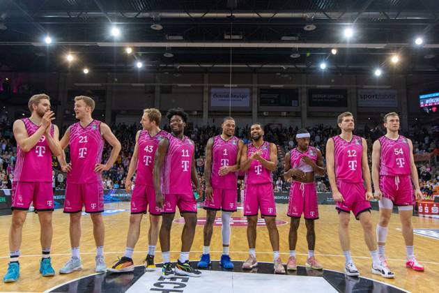 Telekom Baskets Bonn team celebrates victory against Rostock Seawolves Thomas Kennedy Telekom Baskets Bonn, 54 ,Florian Koch Telekom Baskets Bonn, 12 ,Glynn Watson Telekom Baskets Bonn, 04 ,Savion Flagg Telekom Baskets Bonn, 01 ,Brian Fobbs Telekom Baskets Bonn, 11 ,Christian Sengfelder Telekom Baskets Bonn, 43 ,Lars Thiemann Telekom Baskets Bonn, 21 ,Till Pape Telekom Baskets Bonn, 19 ,Harald Frey Telekom Baskets Bonn, 05 ,Tyreese Blunt Telekom Baskets Bonn, 0 Telekom Baskets Bonn vs Rostock Seawolves, Basketball, easy Credit BBL, 30 Matchday, 2023 24, 27 04 2024 Telekom Baskets Bonn vs Rostock Seawolves, Basketball, easy Credit BBL, 30 Matchday, 2023 24, 27 04 2024 Bonn Copyright: xEibner-Pressefoto GerhardxWingenderx EP_GWR