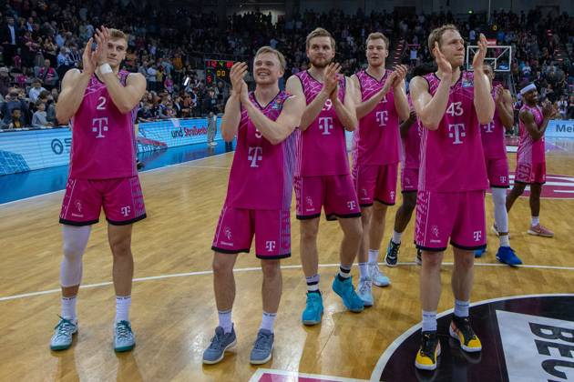 The Telekom Baskets Bonn team celebrates victory against Rostock Seawolves Samuel Griesel Telekom Baskets Bonn, 02 , Harald Frey Telekom Baskets Bonn, 05 , Till Pape Telekom Baskets Bonn, 19 , Lars Thiemann Telekom Baskets Bonn, 21 , Christian Sengfelder Telekom Baskets Bonn, 43 , Glynn Watson Telekom Baskets Bonn, 04 Telekom Baskets Bonn vs Rostock Seawolves, Basketball, easy Credit BBL, 30 Matchday, 2023 24, 27 04 2024 Telekom Baskets Bonn vs Rostock Seawolves, Basketball, easy Credit BBL, 30 Matchday, 2023 24, 27 04 2024 Bonn Copyright: xEibner-Pressefoto GerhardxWingenderx EP_GWR