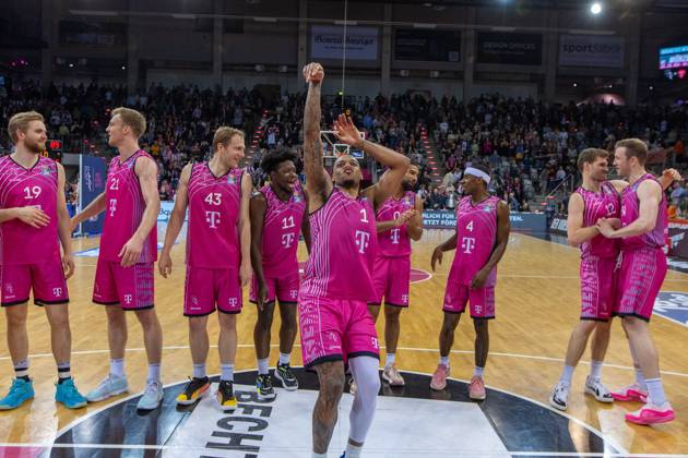 Telekom Baskets Bonn team celebrates victory against Rostock Seawolves Thomas Kennedy Telekom Baskets Bonn, 54 ,Florian Koch Telekom Baskets Bonn, 12 ,Glynn Watson Telekom Baskets Bonn, 04 ,Savion Flagg Telekom Baskets Bonn, 01 ,Brian Fobbs Telekom Baskets Bonn, 11 ,Christian Sengfelder Telekom Baskets Bonn, 43 ,Lars Thiemann Telekom Baskets Bonn, 21 ,Till Pape Telekom Baskets Bonn, 19 ,Harald Frey Telekom Baskets Bonn, 05 ,Tyreese Blunt Telekom Baskets Bonn, 0 Telekom Baskets Bonn vs Rostock Seawolves, Basketball, easy Credit BBL, 30 Matchday, 2023 24, 27 04 2024 Telekom Baskets Bonn vs Rostock Seawolves, Basketball, easy Credit BBL, 30 Matchday, 2023 24, 27 04 2024 Bonn Copyright: xEibner-Pressefoto GerhardxWingenderx EP_GWR