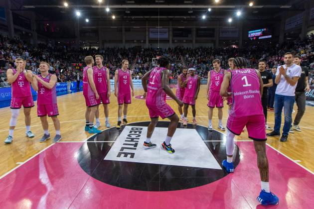 Telekom Baskets Bonn team celebrates victory against Rostock Seawolves Thomas Kennedy Telekom Baskets Bonn, 54 ,Florian Koch Telekom Baskets Bonn, 12 ,Glynn Watson Telekom Baskets Bonn, 04 ,Savion Flagg Telekom Baskets Bonn, 01 ,Brian Fobbs Telekom Baskets Bonn, 11 ,Christian Sengfelder Telekom Baskets Bonn, 43 ,Lars Thiemann Telekom Baskets Bonn, 21 ,Till Pape Telekom Baskets Bonn, 19 ,Harald Frey Telekom Baskets Bonn, 05 ,Tyreese Blunt Telekom Baskets Bonn, 0 Telekom Baskets Bonn vs Rostock Seawolves, Basketball, easy Credit BBL, 30 Matchday, 2023 24, 27 04 2024 Telekom Baskets Bonn vs Rostock Seawolves, Basketball, easy Credit BBL, 30 Matchday, 2023 24, 27 04 2024 Bonn Copyright: xEibner-Pressefoto GerhardxWingenderx EP_GWR