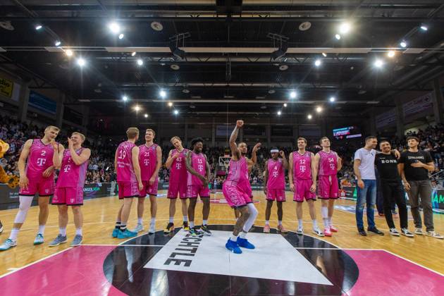 Telekom Baskets Bonn team celebrates victory against Rostock Seawolves Thomas Kennedy Telekom Baskets Bonn, 54 ,Florian Koch Telekom Baskets Bonn, 12 ,Glynn Watson Telekom Baskets Bonn, 04 ,Savion Flagg Telekom Baskets Bonn, 01 ,Brian Fobbs Telekom Baskets Bonn, 11 ,Christian Sengfelder Telekom Baskets Bonn, 43 ,Lars Thiemann Telekom Baskets Bonn, 21 ,Till Pape Telekom Baskets Bonn, 19 ,Harald Frey Telekom Baskets Bonn, 05 ,Tyreese Blunt Telekom Baskets Bonn, 0 Telekom Baskets Bonn vs Rostock Seawolves, Basketball, easy Credit BBL, 30 Matchday, 2023 24, 27 04 2024 Telekom Baskets Bonn vs Rostock Seawolves, Basketball, easy Credit BBL, 30 Matchday, 2023 24, 27 04 2024 Bonn Copyright: xEibner-Pressefoto GerhardxWingenderx EP_GWR