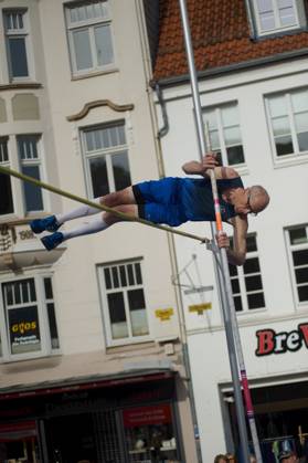 Flensburg, Schleswig Holstein 1 Flensburg marketplace jumping as part of the Active City Festival Here athletes pole vaulting Photo taken on 04 05 2024, Flensburg, Südermarkt,