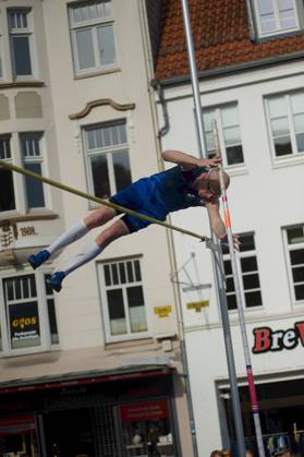 Flensburg, Schleswig Holstein 1 Flensburg marketplace jumping as part of the Active City Festival Here athletes pole vaulting Photo taken on 04 05 2024, Flensburg, Südermarkt,