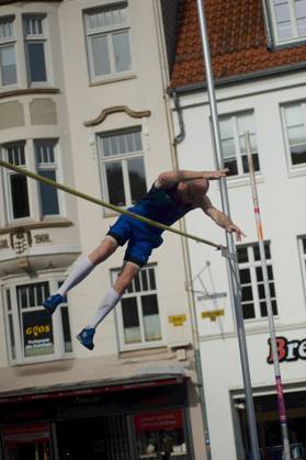 Flensburg, Schleswig Holstein 1 Flensburg marketplace jumping as part of the Active City Festival Here athletes pole vaulting Photo taken on 04 05 2024, Flensburg, Südermarkt,