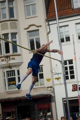 Flensburg, Schleswig Holstein 1 Flensburg marketplace jumping as part of the Active City Festival Here athletes pole vaulting Photo taken on 04 05 2024, Flensburg, Südermarkt,