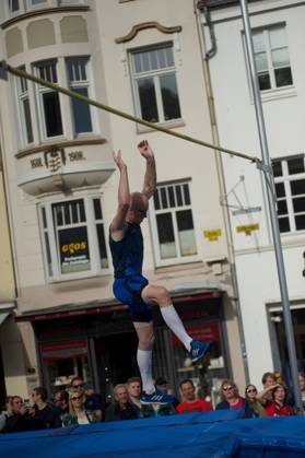 Flensburg, Schleswig Holstein 1 Flensburg marketplace jumping as part of the Active City Festival Here athletes pole vaulting Photo taken on 04 05 2024, Flensburg, Südermarkt,
