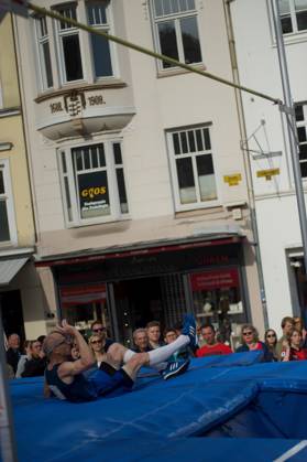 Flensburg, Schleswig Holstein 1 Flensburg marketplace jumping as part of the Active City Festival Here athletes pole vaulting Photo taken on 04 05 2024, Flensburg, Südermarkt,