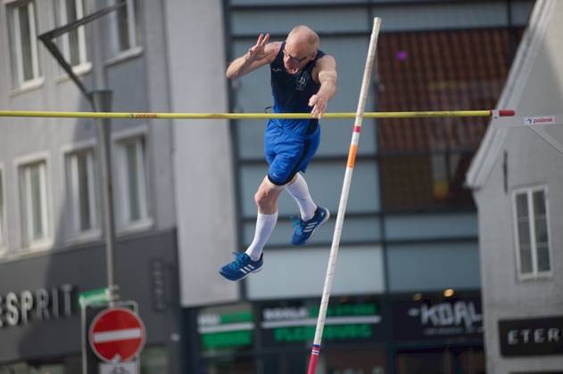 Flensburg, Schleswig Holstein 1 Flensburg marketplace jumping as part of the Active City Festival Here Wolfgang Ritte, LAV Bayer Uerdingen Dormagen at the pole vault Photo taken on 04 05 2024, Flensburg, Südermarkt,