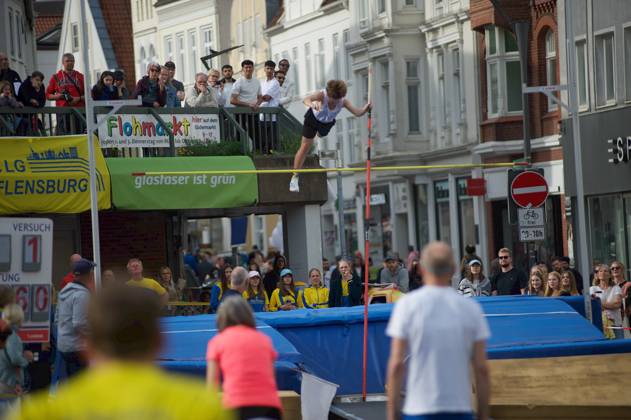 Flensburg, Schleswig Holstein 1 Flensburger Marktplatzspringen, as part of the Active City Festival Here track and field athlete Amadeus Gräber, SV Leonardo da Vinci Nauen, pole vaulting Photo taken on 04 05 2024, Flensburg, Südermarkt,