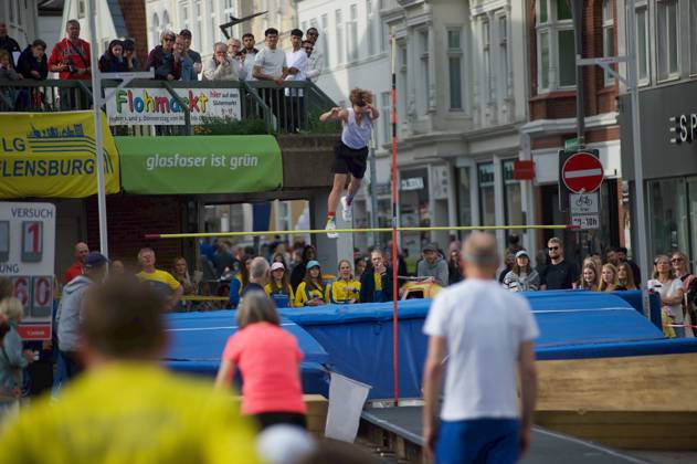 Flensburg, Schleswig Holstein 1 Flensburger Marktplatzspringen, as part of the Active City Festival Here track and field athlete Amadeus Gräber, SV Leonardo da Vinci Nauen, pole vaulting Photo taken on 04 05 2024, Flensburg, Südermarkt,