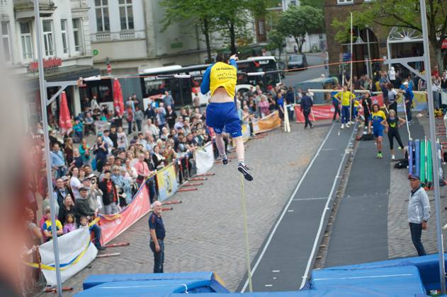 Flensburg, Schleswig Holstein 1 Flensburg marketplace jumping, as part of the Active City Festival Here pole vaulter jumping, he overcomes the bar Photo taken on 04 05 2024, Flensburg, Südermarkt