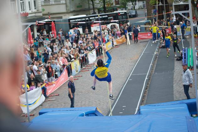 Flensburg, Schleswig Holstein 1 Flensburg marketplace jumping, as part of the Active City Festival Here pole vaulter jumping, he overcomes the bar Photo taken on 04 05 2024, Flensburg, Südermarkt
